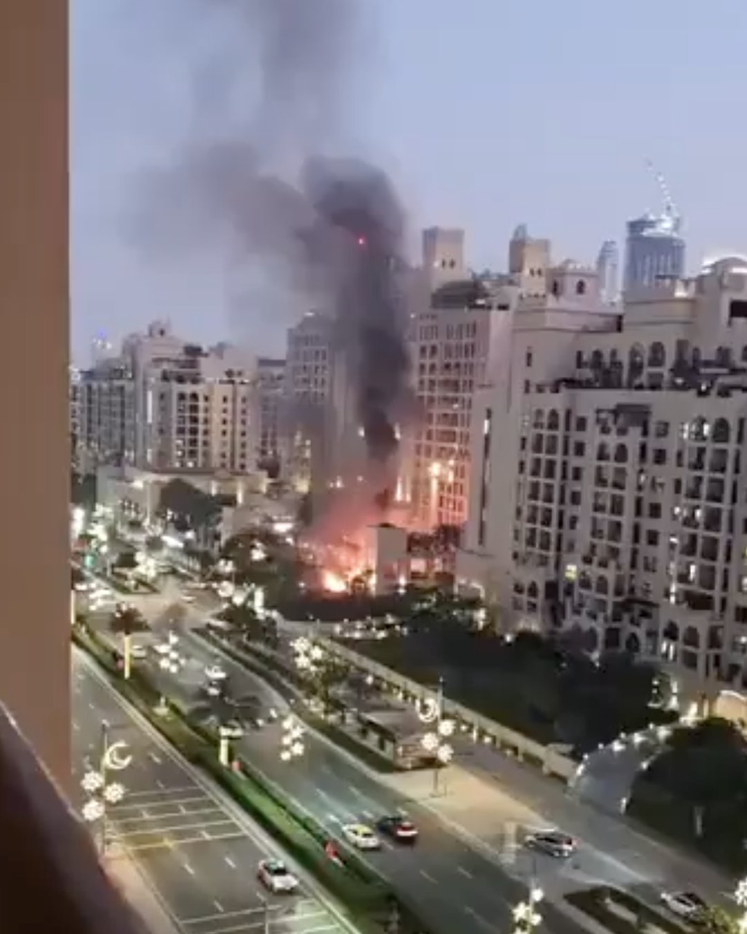 انفجارات ضخمة تهز دبي وتصاعد السنة اللهب والدخان في قصف مسيرات إيرانية"بالفيديو"