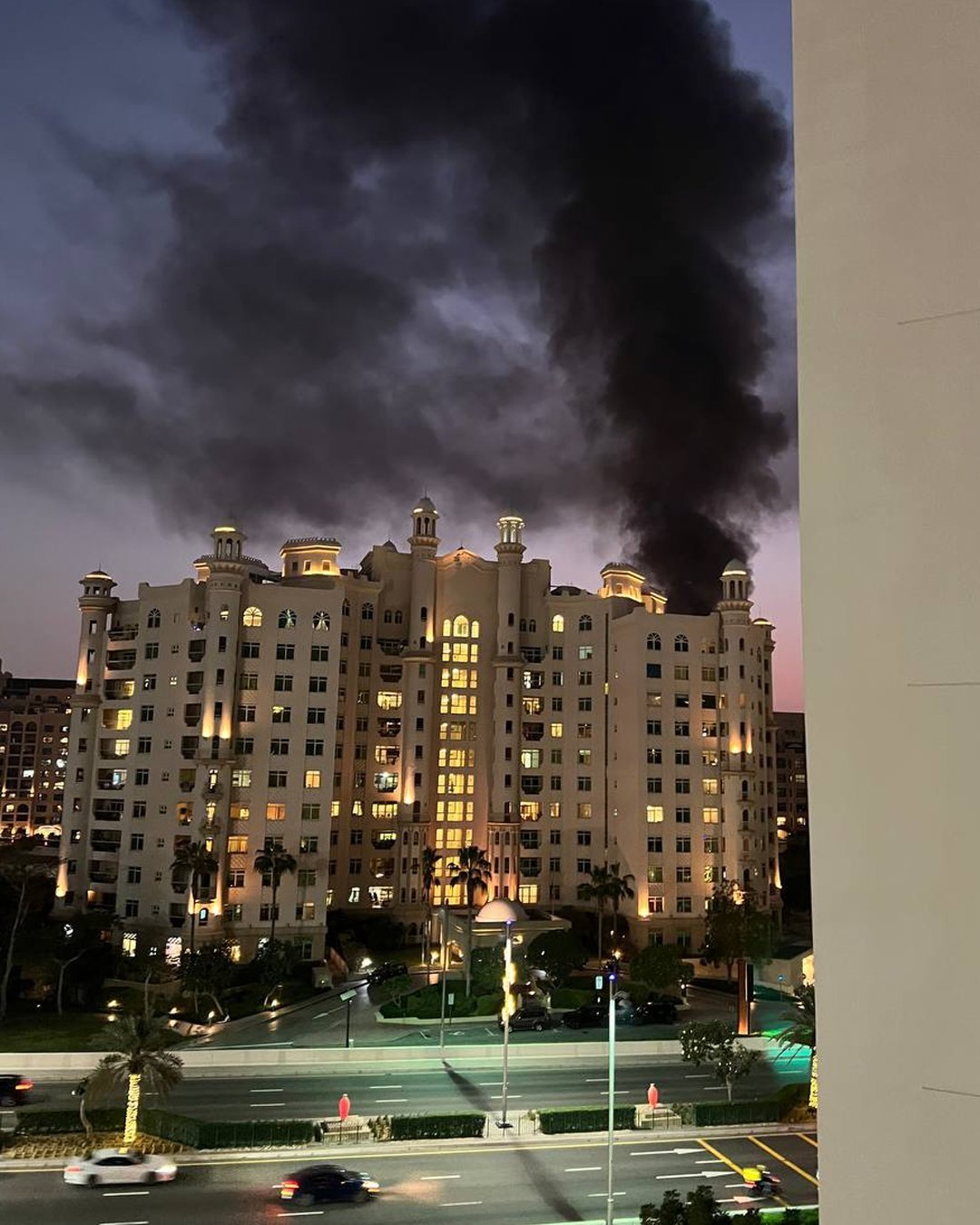 انفجارات ضخمة تهز دبي وتصاعد السنة اللهب والدخان في قصف مسيرات إيرانية"بالفيديو" انفجارات ضخمة تهز دبي وتصاعد السنة اللهب والدخان في قصف مسيرات إيرانية"بالفيديو"