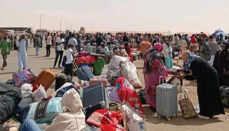 رئيس الوزراء السوداني يوجه بإلغاء اي رسوم او ضرائب جديدة ويحرض الموطنين على عدم دفع أموال غير مقننة..أزمة بعد تكدس العائدين واتاوات ترهق كاهل السودانيين