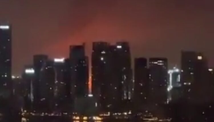 حريق ضخم في مطار دبي جراء استهداف أحد خزانات الوقود بطائرة مسيرة وتعليق الرحلات الجوية