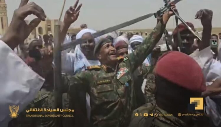 البرهان يصل كسلا في زيارة مفاجئة يحمل “سيفًا”ويلتقي زعيم الهدندوة محمد الأمين ترك”فيديو”