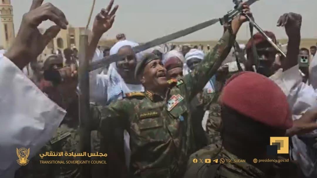 البرهان يصل كسلا في زيارة مفاجئة يحمل “سيفًا”ويلتقي زعيم الهدندوة محمد الأمين ترك”فيديو”