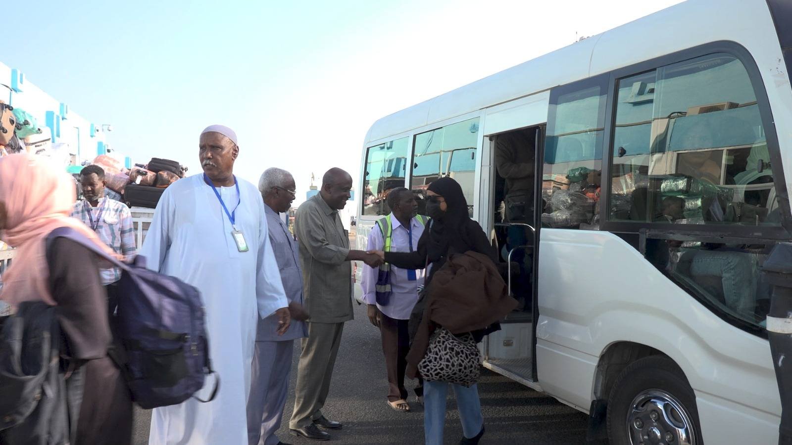 إجلاء طلاب سودانيين من إيران ووصولهم إلى السودان