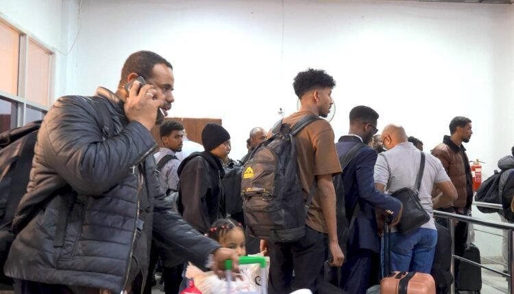 إجلاء طلاب سودانيين من إيران ووصولهم إلى السودان