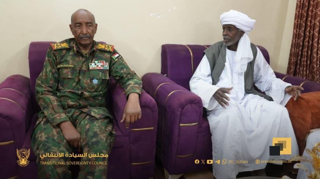 البرهان يصل كسلا في زيارة مفاجئة يحمل "سيفًا"ويلتقي زعيم الهدندوة محمد الأمين ترك"فيديو"