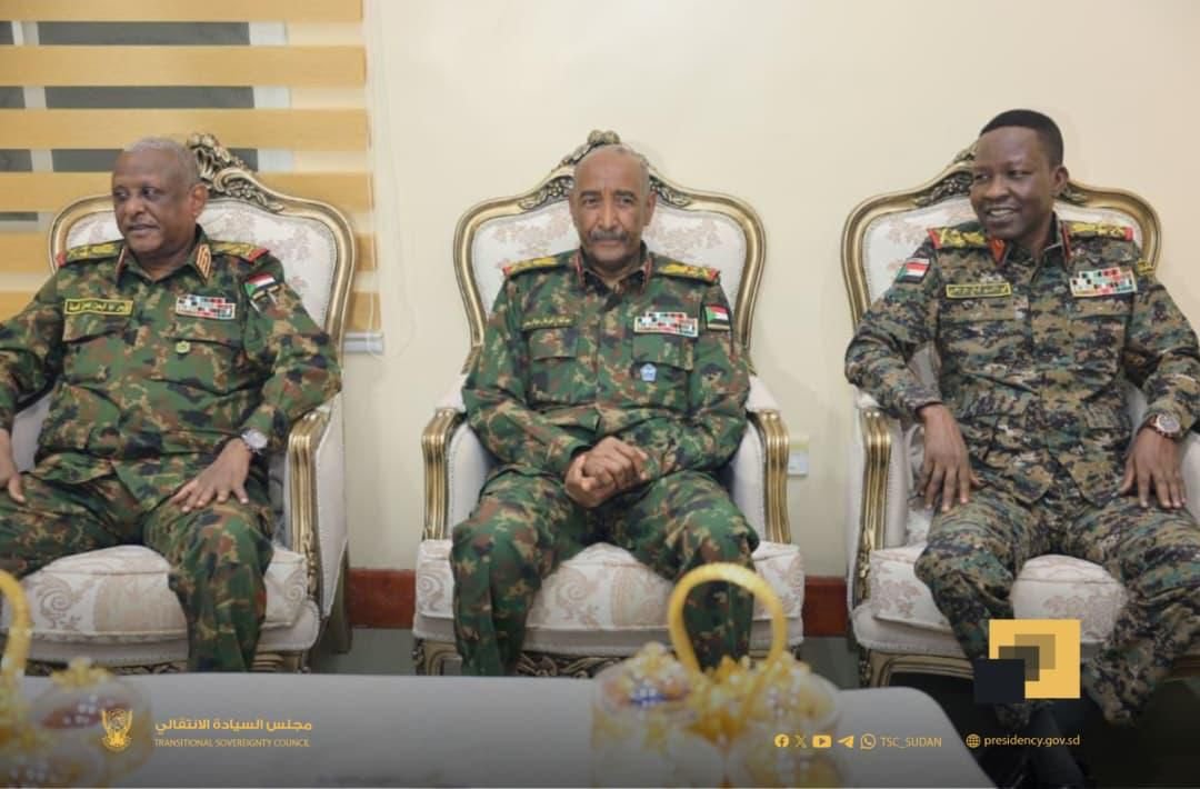 البرهان برفقة قادة الجيش في مسجد القيادة العامة لأول مرة بعد ثلاث سنوات من الحرب