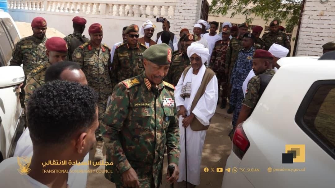 البرهان يصل كسلا في زيارة مفاجئة يحمل "سيفًا"ويلتقي زعيم الهدندوة محمد الأمين ترك"فيديو"