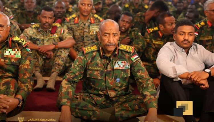 البرهان برفقة قادة الجيش في مسجد القيادة العامة لأول مرة بعد ثلاث سنوات من الحرب