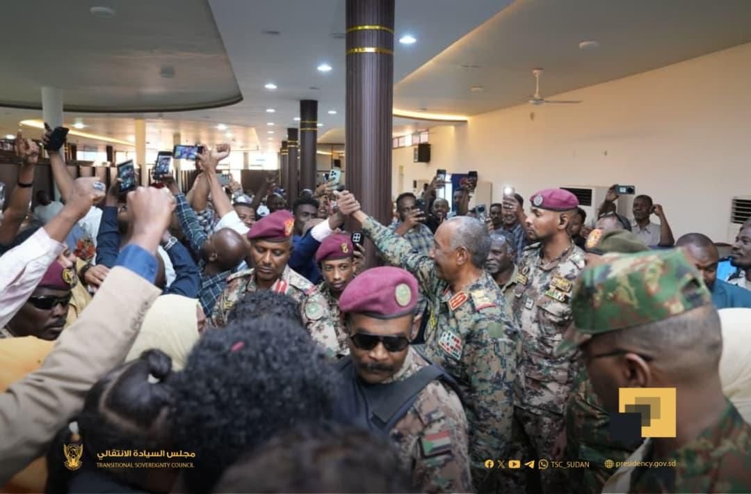 البرهان يتفقد مطار الخرطوم الدولي إيذانًا باستئناف الرحلات الجوية الدولية والإقليمية بعد ثلاث سنوات من التوقف