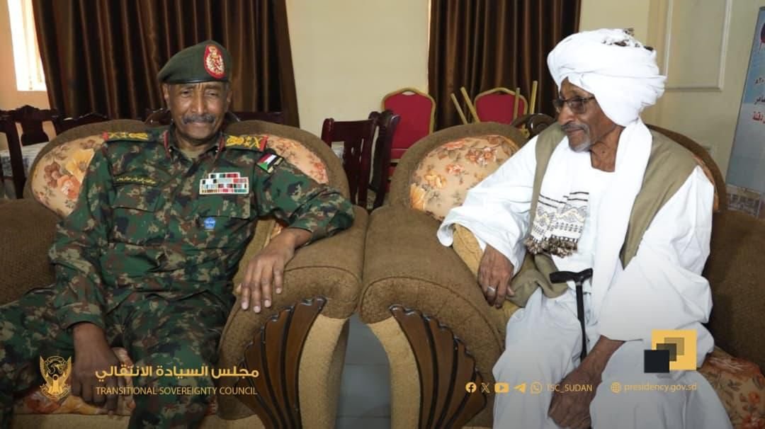 البرهان يصل كسلا في زيارة مفاجئة يحمل "سيفًا"ويلتقي زعيم الهدندوة محمد الأمين ترك"فيديو"