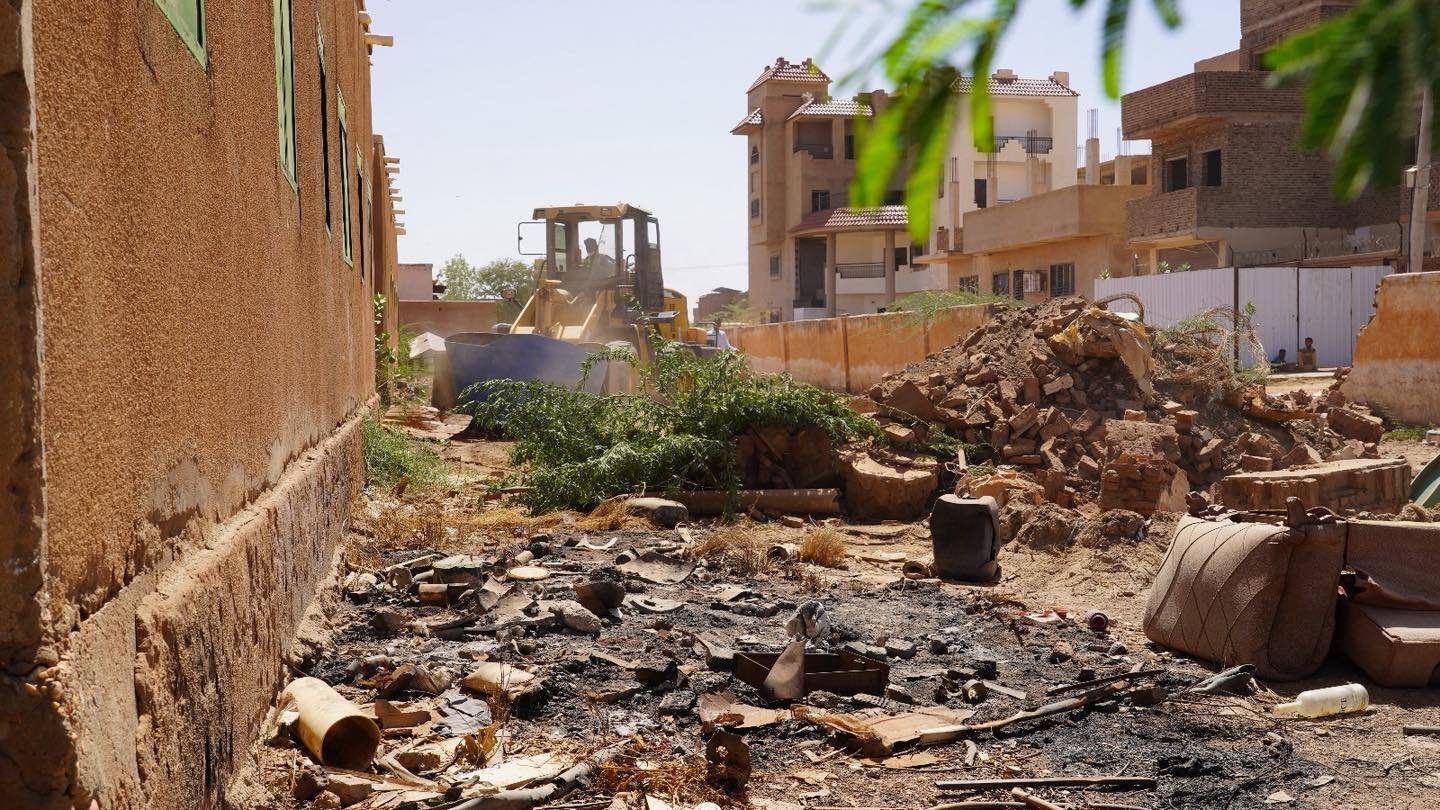 كشف تفاصيل كارثية لممارسة الدعم السريع التعدين داخل مدارس ومواقع سكنية في الخرطوم