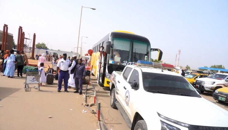 وصول لاجئين سودانيين من أوغندا إلى بورتسودان والحكومة تعلن عن رحلات عودة طوعية بالطيران