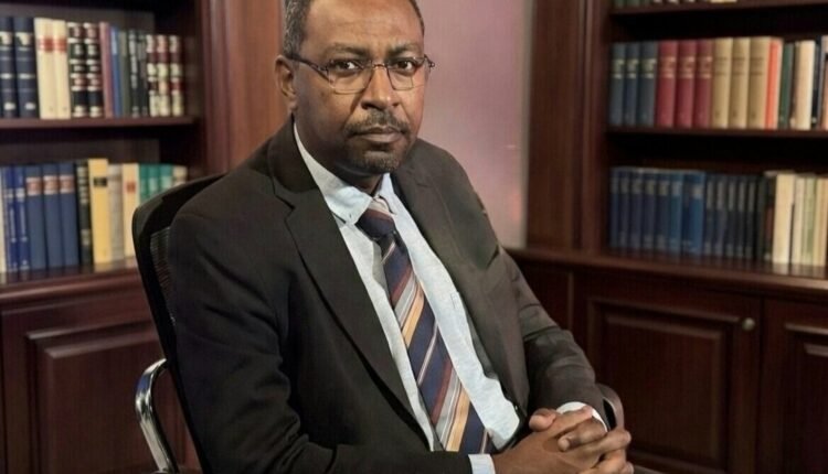 تعيين أمجد فريد مستشار حمدوك السابق مستشارًا لـ البرهان للشؤون السياسية والعلاقات الخارجية