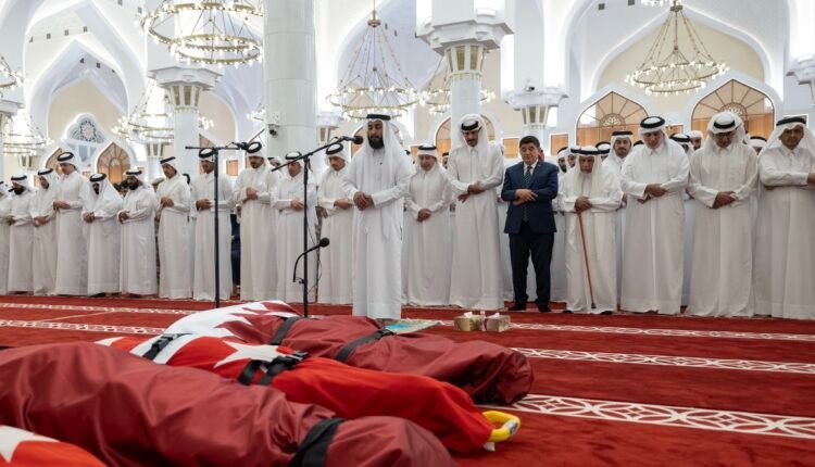 تميم يؤدي صلاة الجنازة على 7 قتلى بينهم أتراك سقطوا في تحطم طائرة مروحية قطرية