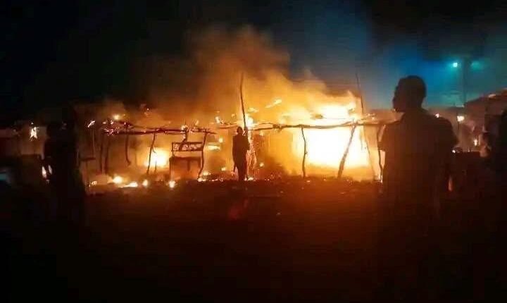 تصفية طفل رميًا بالرصاص وحرق سوق بالكامل بمدينة الفاو في هجوم قوة مسلحة