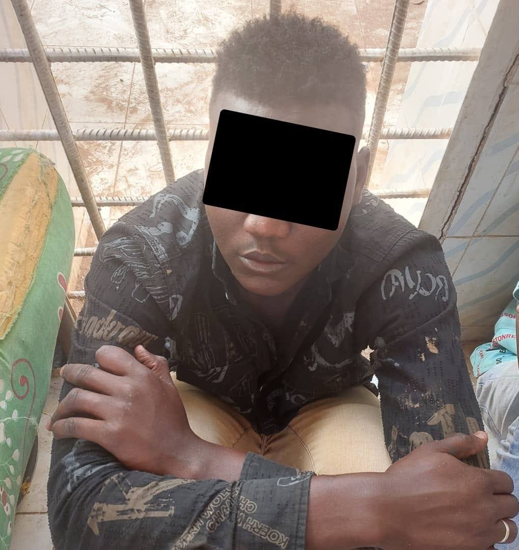 عصابة مسلحة تعتدي على ضابط بالطعن وتنهب هاتفه في الشارع العام بالخرطوم