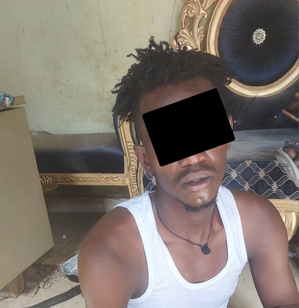 عصابة مسلحة تعتدي على ضابط بالطعن وتنهب هاتفه في الشارع العام بالخرطوم