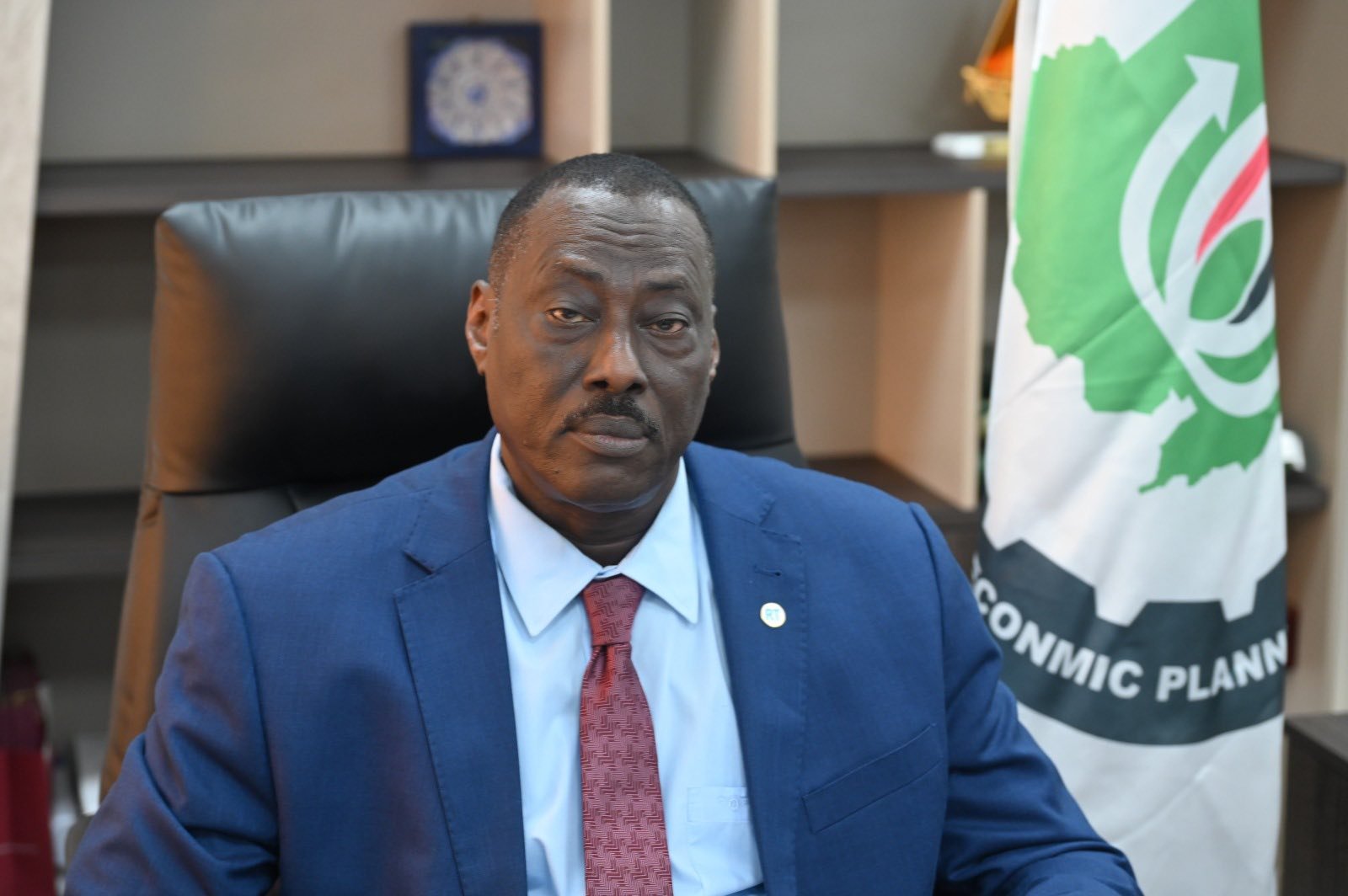 رئيس الوزراء كامل إدريس يصدر قرارًا باعفاء مسؤول كبير في وزارة المالية وإلغاء وكالة