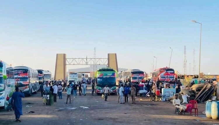 مدير معبر أرقين يكشف تفاصيل خطيرة بعد توقف حركة مركبات العائدين من مصر إلى السودان.. نصب وإحتيال