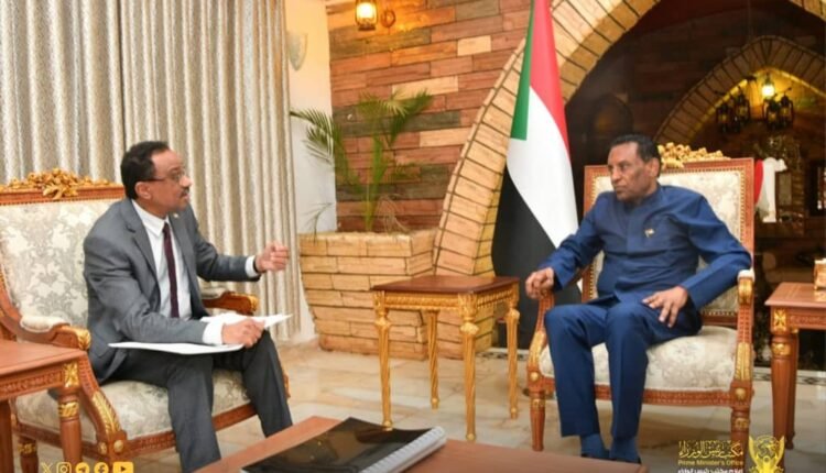 بعد إضراب..اتفاق بين رئيس الوزراء السوداني ووزير التعليم العالي على زيادة مرتبات أساتذة الجامعات وأعضاء هيئة التدريس