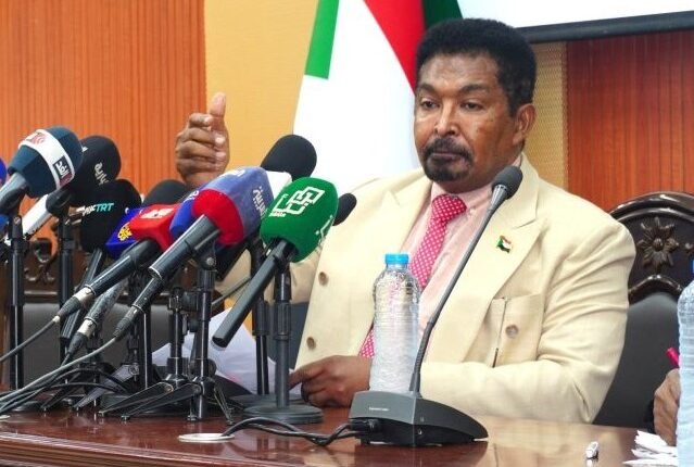 وزير الثروة الحيوانية في السودان يبحث عن وظيفة بسبب ضعف راتبه