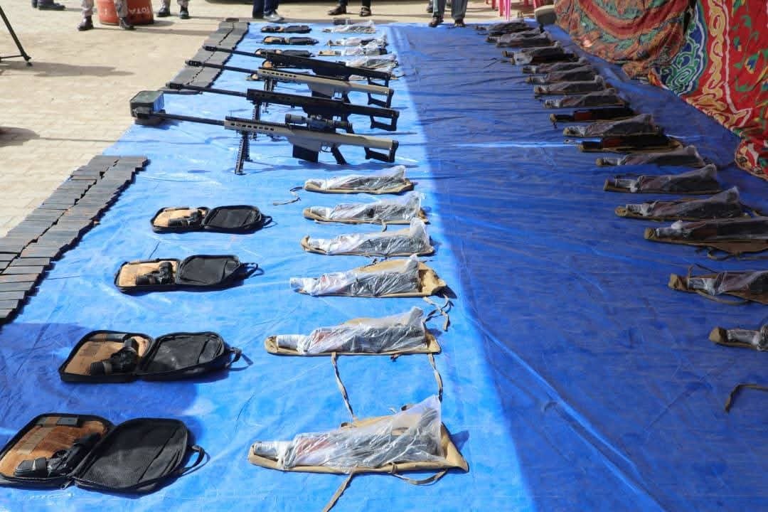 ضبط أسلحة ضخمة بنادق قناصة وكلاشنكوف كاتم صوت ومتهمين أجانب بعملية أمنية كبيرة في بورتسودان"بالصور"