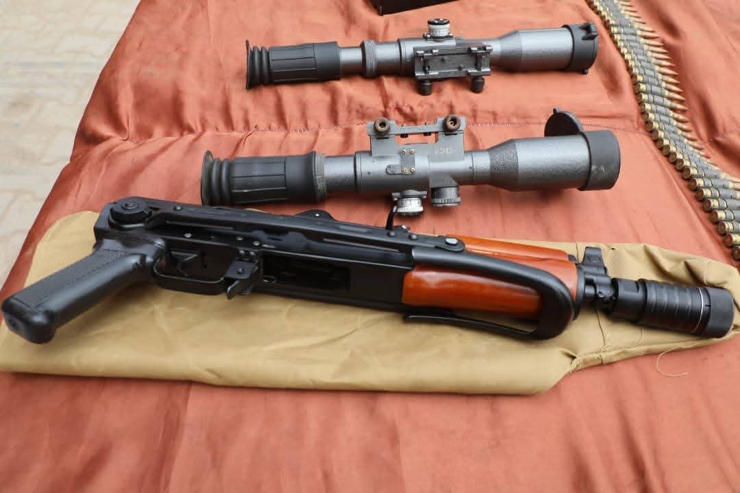 ضبط أسلحة ضخمة بنادق قناصة وكلاشنكوف كاتم صوت ومتهمين أجانب بعملية أمنية كبيرة في بورتسودان"بالصور"