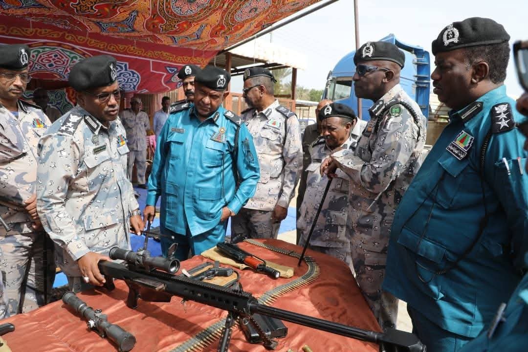 ضبط أسلحة ضخمة بنادق قناصة وكلاشنكوف كاتم صوت ومتهمين أجانب بعملية أمنية كبيرة في بورتسودان"بالصور"