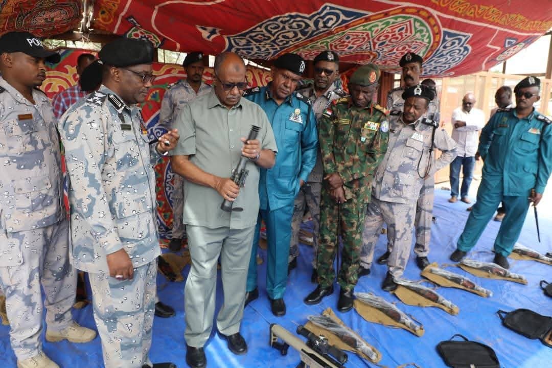 ضبط أسلحة ضخمة بنادق قناصة وكلاشنكوف كاتم صوت ومتهمين أجانب بعملية أمنية كبيرة في بورتسودان"بالصور"