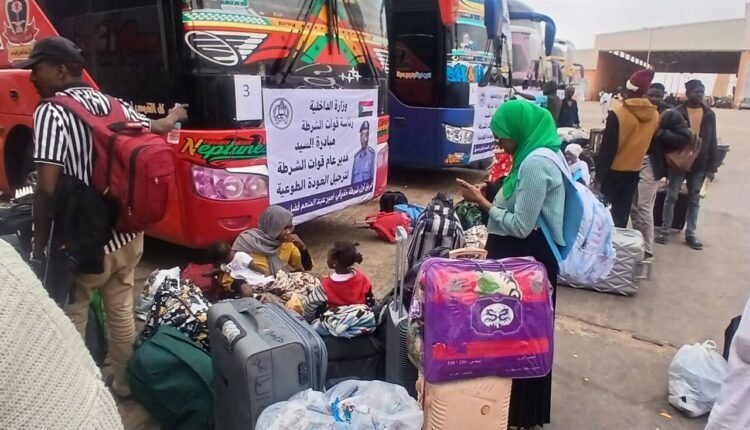 توجيهات حكومية بتخصيص بصات لترحيل العائدين من مصر العالقين في معبر أرقين إلى الخرطوم