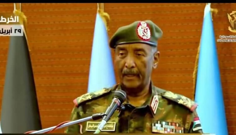 البرهان يتوعد بالقضاء على “الكابوس” ويكشف تفاصيل عن الضباط المحاصرين من القناصين في الأرض المكشوفة بالفيديو”