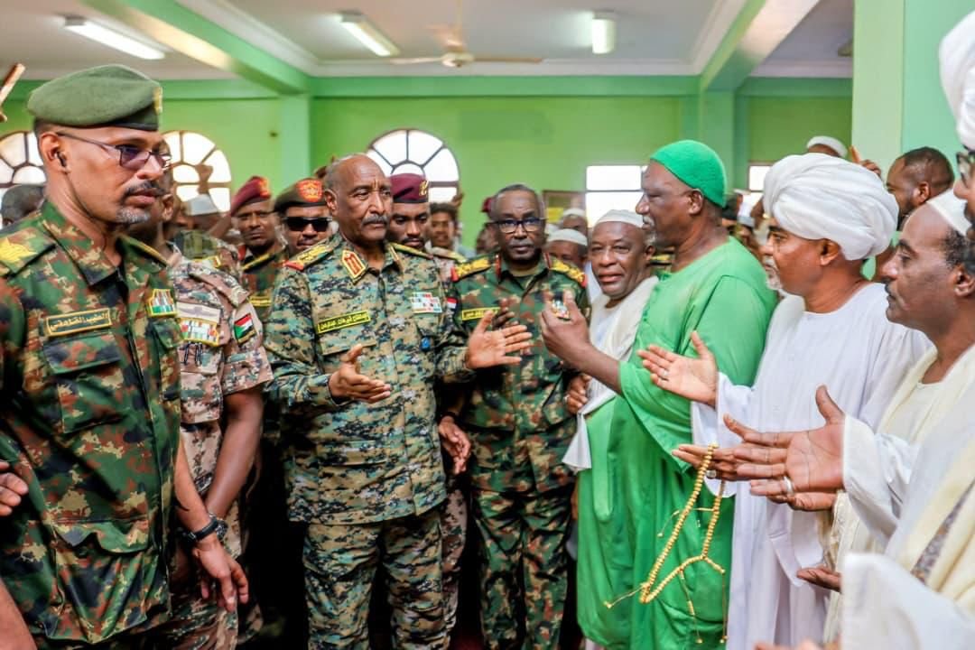 البرهان من عزاء الشيخ الطيب الجد يتحدث عن إلصاق تهمة بأهل الطرق الصوفية ويوجه دعوات للم شمل السودانيين البرهان من عزاء الشيخ الطيب الجد يتحدث عن إلصاق تهمة بأهل الطرق الصوفية ويوجه دعوات للم شمل السودانيين