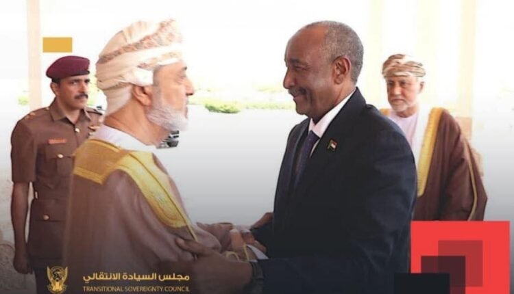 البرهان يصل مسقط بطائرة تركية خاصة وسلطان عمان يستقبله في قصر البركة العامر”بالفيديو”