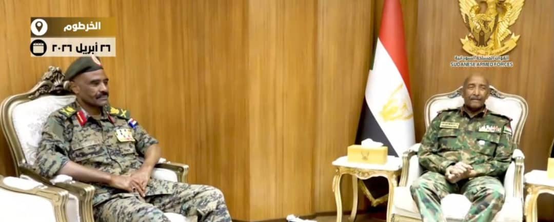 اللواء النور القبة يظهر مع البرهان ورئيس هيئة الإستخبارات مرتديًا زي الجيش السوداني