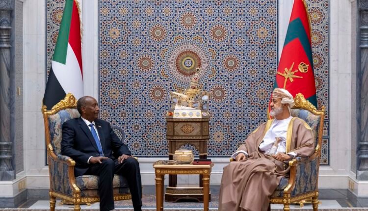 سلطان عمان يجري مباحثات مع البرهان لإنهاء الصراع في السودان عبر الحوار