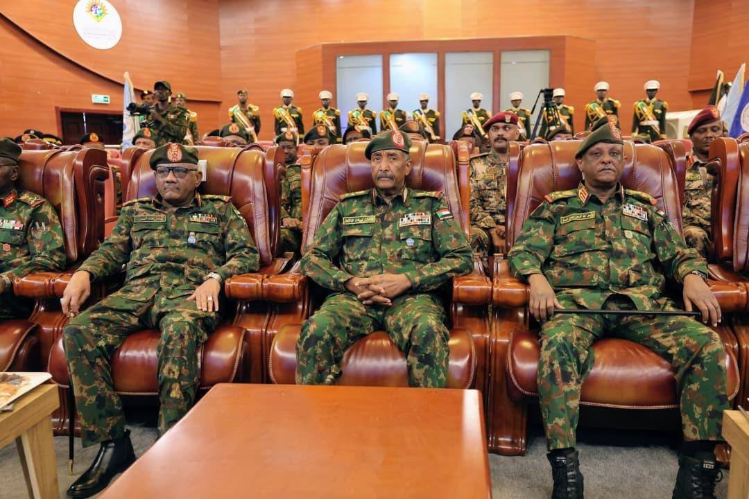 العطا يكشف خطة عمل الجيش القادمة بعد تسلم مهامه الجديدة ويتحدث عن رئيس هيئة الأركان السابق محمد عثمان الحسين العطا يكشف خطة عمل الجيش القادمة بعد تسلم مهامه الجديدة ويتحدث عن رئيس هيئة الأركان السابق محمد عثمان الحسين