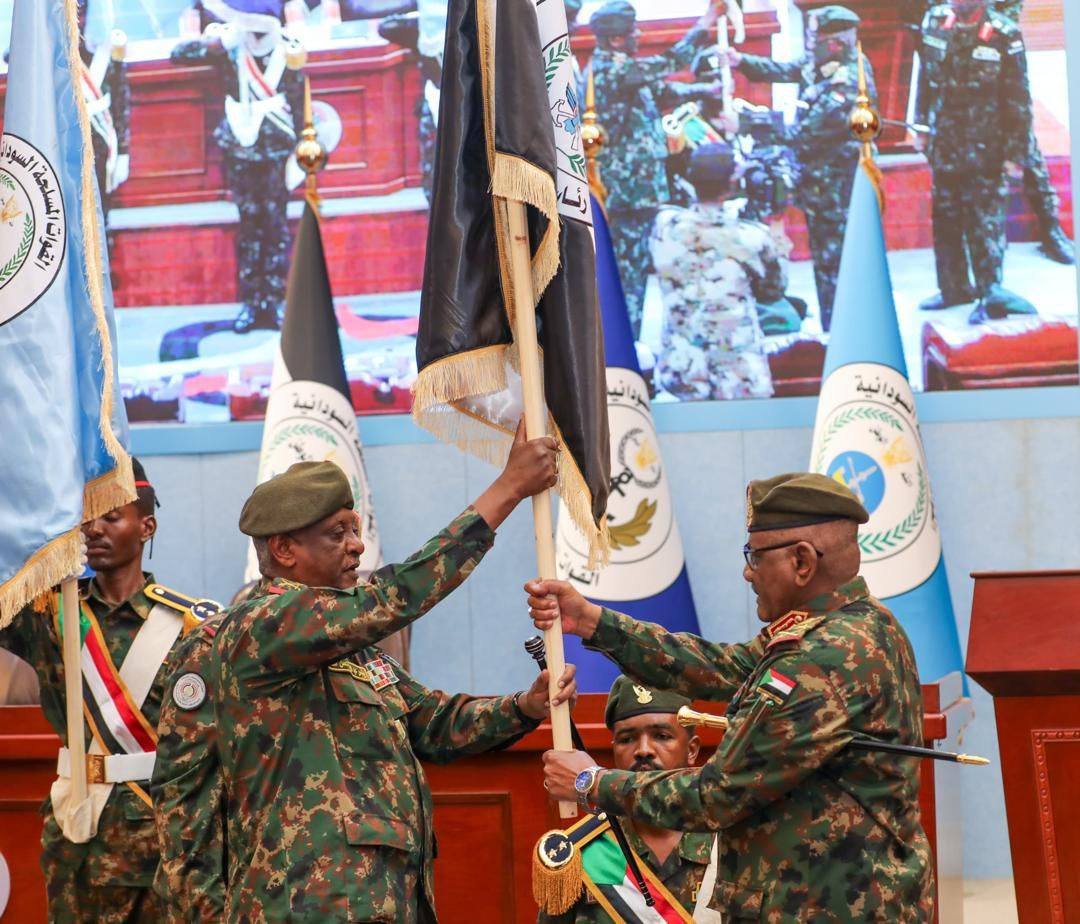 العطا يكشف خطة عمل الجيش القادمة بعد تسلم مهامه الجديدة ويتحدث عن رئيس هيئة الأركان السابق محمد عثمان الحسين العطا يكشف خطة عمل الجيش القادمة بعد تسلم مهامه الجديدة ويتحدث عن رئيس هيئة الأركان السابق محمد عثمان الحسين