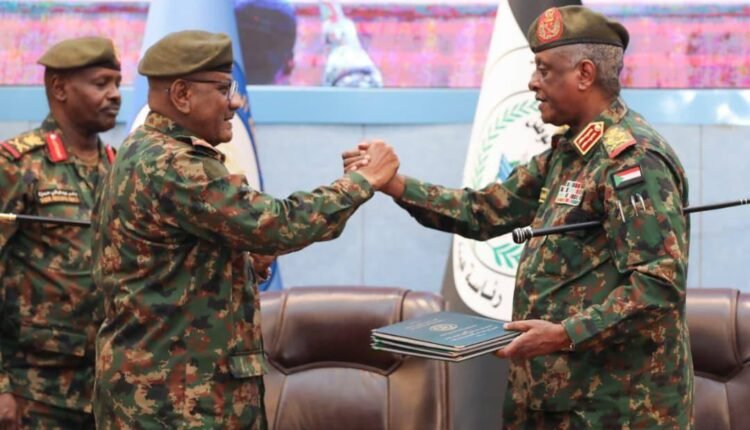 العطا يكشف خطة عمل الجيش القادمة بعد تسلم مهامه الجديدة ويتحدث عن رئيس هيئة الأركان السابق محمد عثمان الحسين