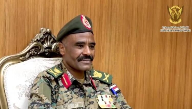 اللواء النور القبة يظهر مع البرهان ورئيس هيئة الإستخبارات مرتديًا زي الجيش السوداني