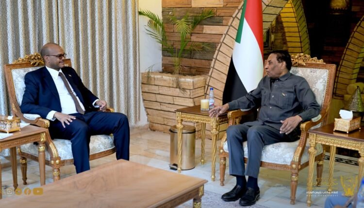 رئيس الوزراء السوداني يوجه بصرف راتب وحافز لكافة المعلمين ويصدر حزمة توجيهات