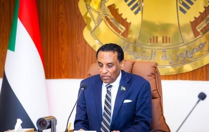 رئيس الوزراء السوداني يصدر قرارات لإستيراد السلع ومحاصرة سعر الصرف مع إنهيار الجنيه وإرتفاع الدولار لأرقام غير مسبوقة