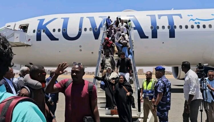 مطار الخرطوم يستقبل أول رحلة طيران دولي تهبط منذ إندلاع الحرب تقل 325 راكبًا