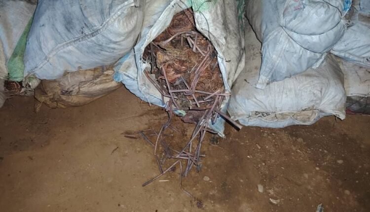 تفاصيل مثيرة..القبض على متهمين بينهم نظاميان في ترحيل شحنة نحاس من الخرطوم