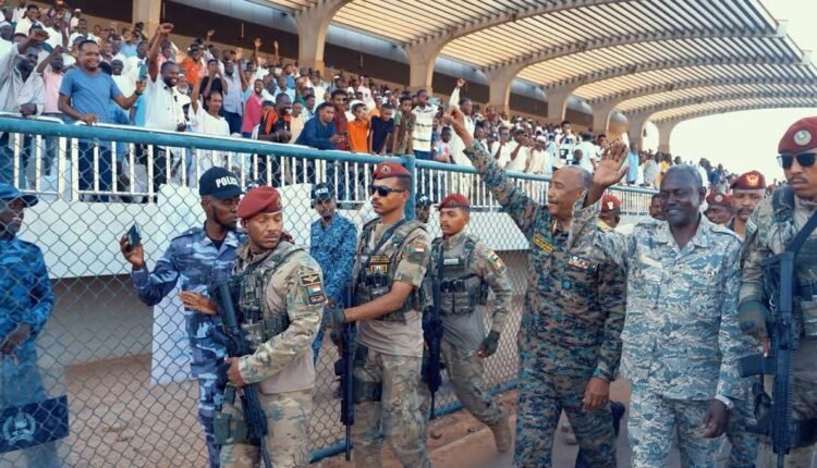 بالفيديو..البرهان يفاجئ الجمهور بحضور إفتتاح مبارايات دوري النخبة بملعب كوبر بالخرطوم بحري