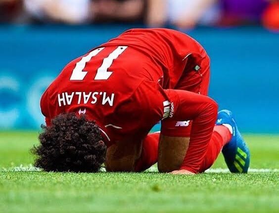 سجدة قبل المغادرة.. المصري محمد صلاح ينهي مشواره مع ليفربول وسط حفاوة بالغة