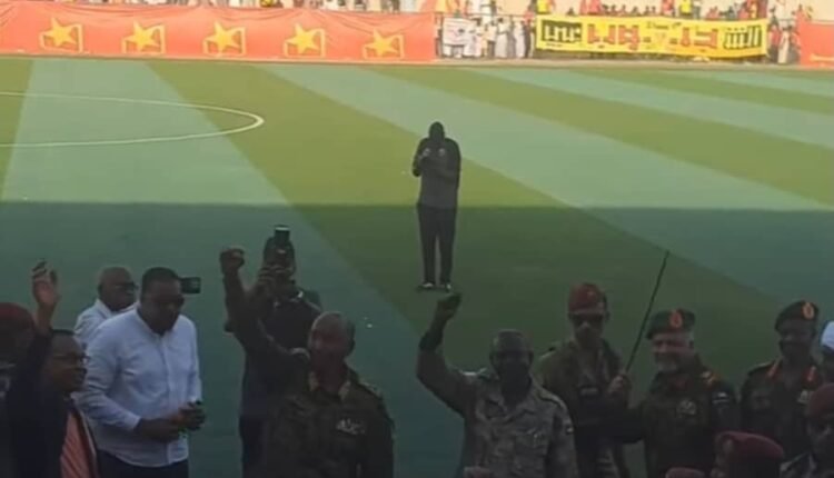 بالفيديو..البرهان يفاجئ الجمهور بحضور إفتتاح مبارايات دوري النخبة بملعب كوبر بالخرطوم بحري
