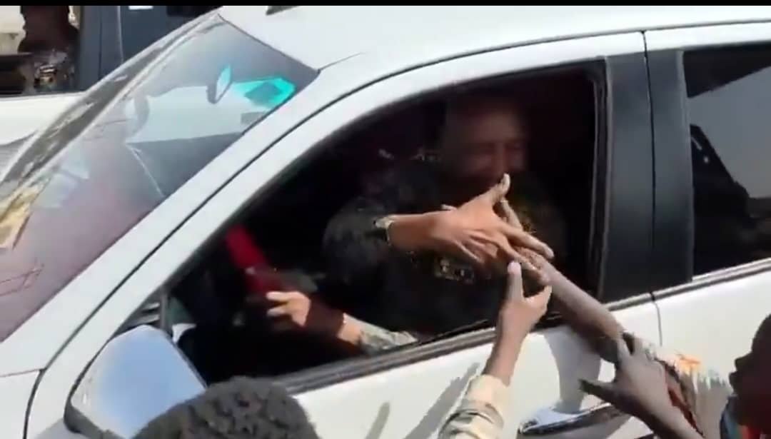 بالفيديو..البرهان يفاجئ طلاب بنقلهم لمدرستهم مستغلا عربة بوكس" قادها بنفسه