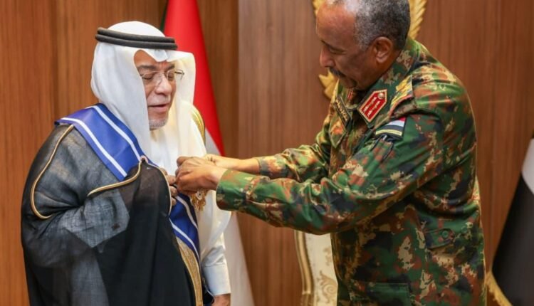 البرهان يمنح  سفير السعودية لدى السودان وسام النيلين من الطبقة الأولى بمناسبة إنتهاء  عمله