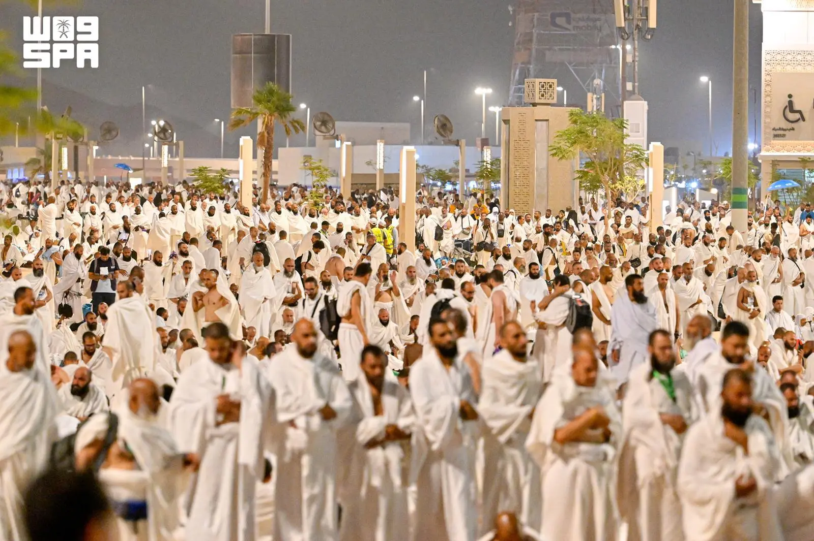 السعودية تعلن نجاح نفرة الحجاج من عرفات إلى مزدلفة..قلوب خاشعة ولسان يردد نداء واحدًا لبيك اللهم لبيك السعودية تعلن نجاح نفرة الحجاج من عرفات إلى مزدلفة..قلوب خاشعة ولسان يردد نداء واحدًا لبيك اللهم لبيك