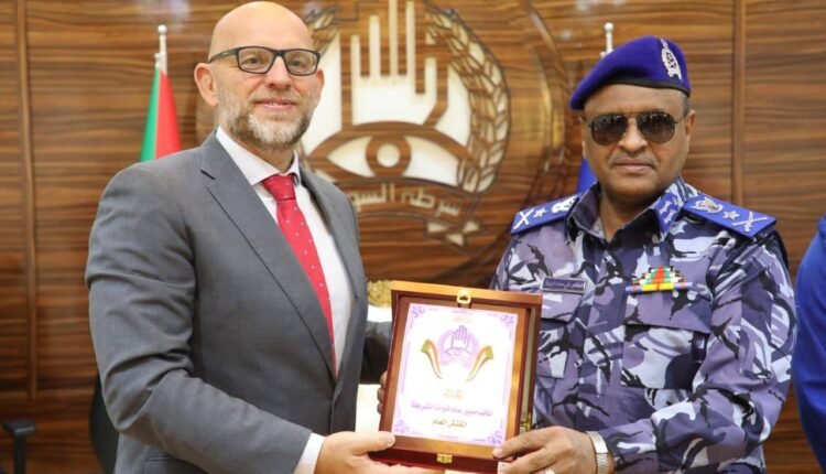 مفتش عام الشرطة السودانية يتسلم من الصليب الأحمر قائمة بالأسرى المحتجزين بمعتقلات الدعم السريع..بينهم ضباط